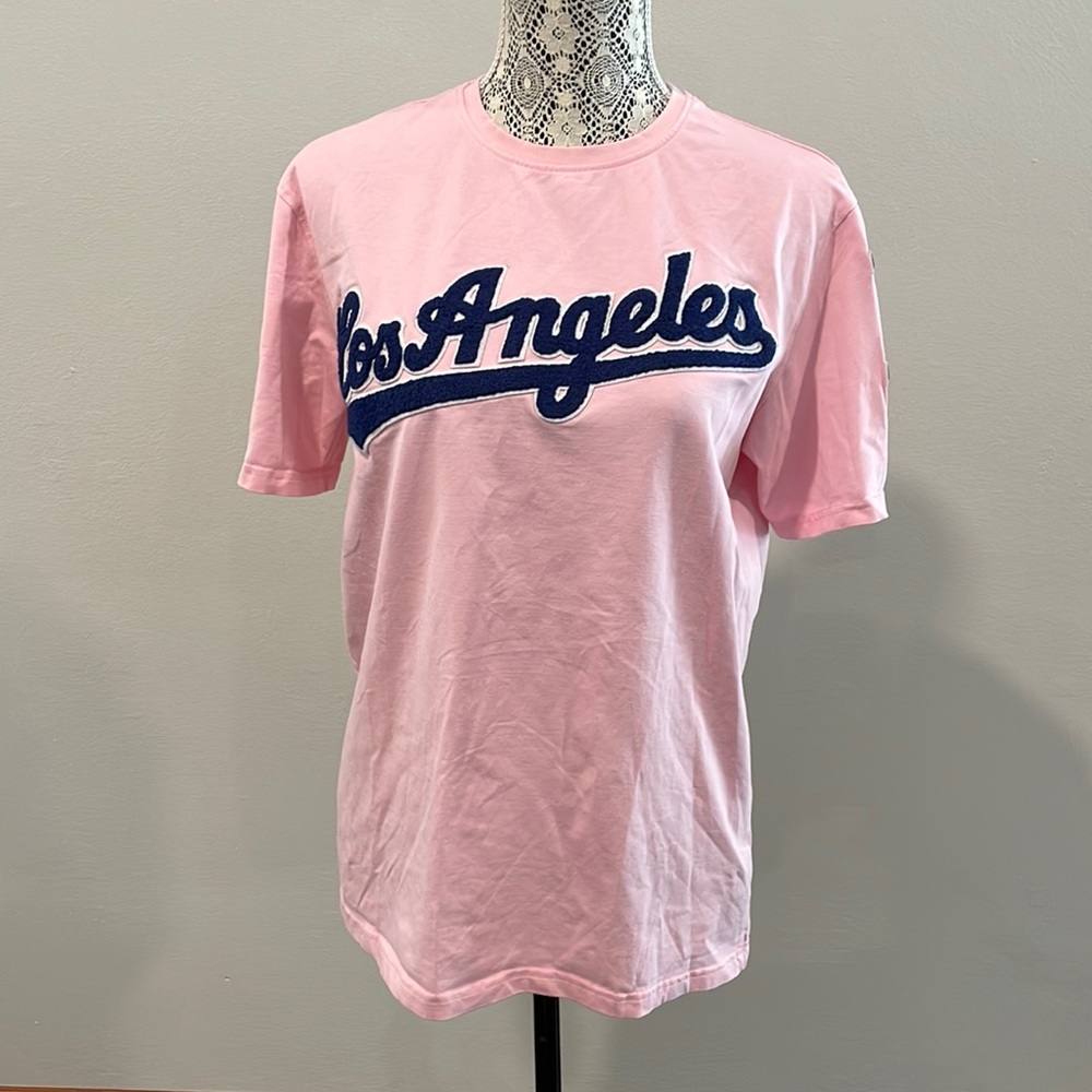 LOS ANGELES DODGERS  T-SHIRT JERSEY PRO STANDARD UNIVERSITY PINK CREW NECK